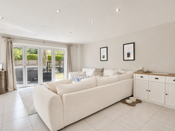 5 bed Detached for sale Image 8