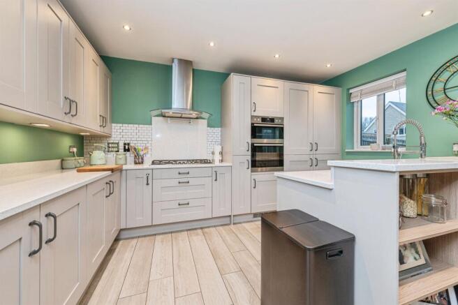 4 bed Detached for sale Image 5