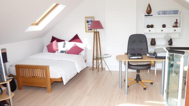 Gallery Room / Bedro