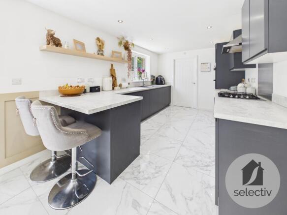 5 bed Detached for sale Image 7