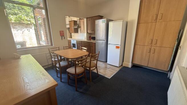 4 bed House to rent Image 10