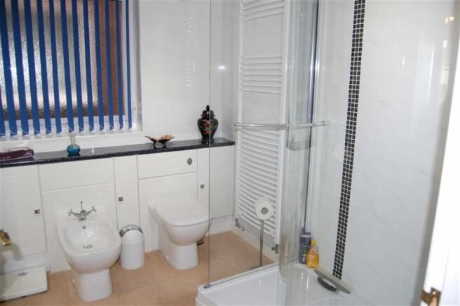 TILED FOUR-PIECE SHO