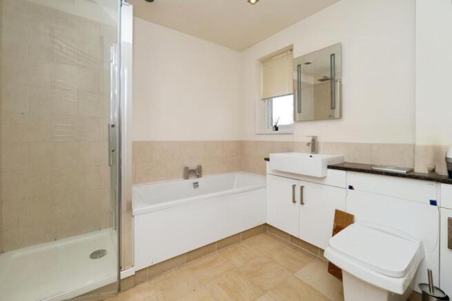 3 bed Flat for sale Image 11