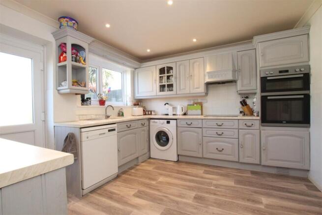 Kitchen_.JPG