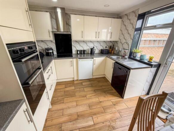 Kitchen/ Breakfast Room