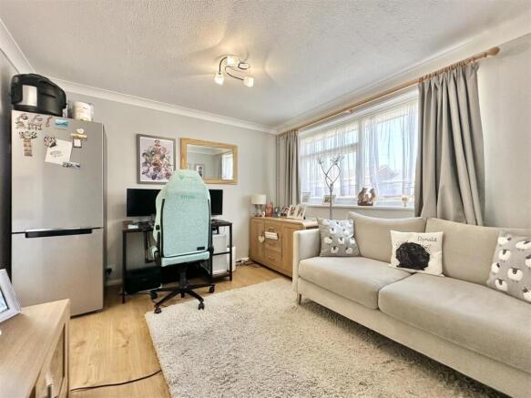 Thames Close, Ferndown photo 4