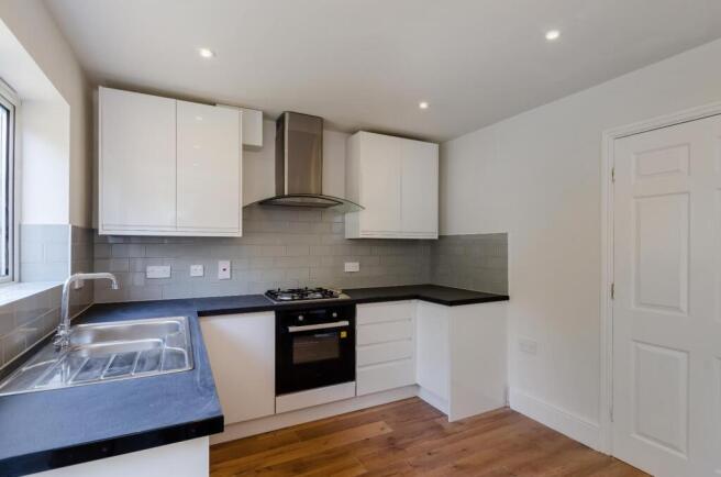 3 bed Semi-Detached to rent Image 5