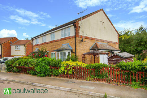 Isabel Gate, Cheshunt