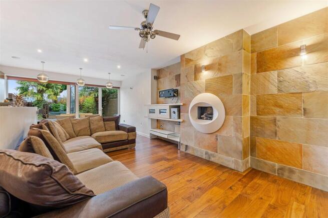 41 Oaklands Avenue, Isleworth TW7-16.jpg