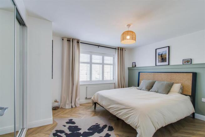4 bed Detached for sale Image 9