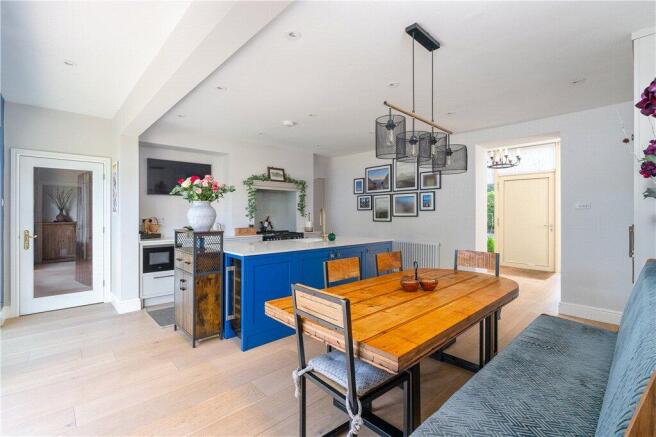 6 bed Detached for sale Image 4