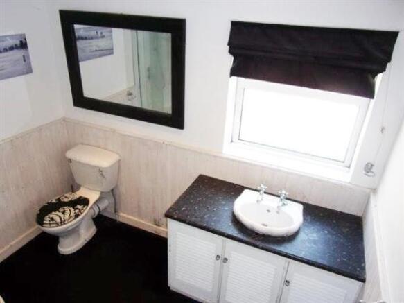 EN-SUITE SHOWER ROOM