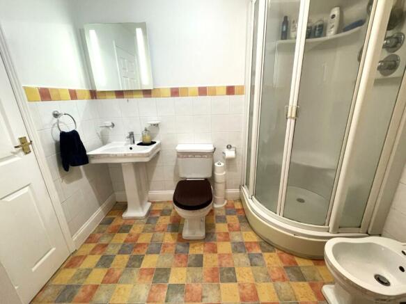 Bed 1 en suite.JPG