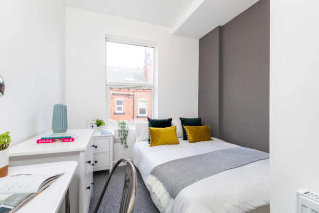 8 bed House to rent Image 11