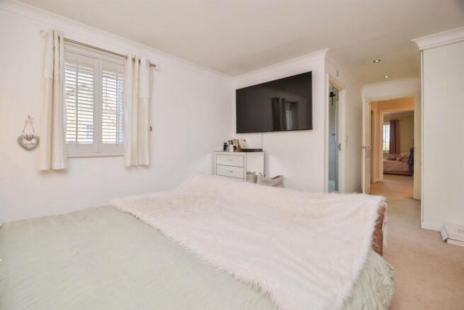 4 bed Detached for sale Image 11