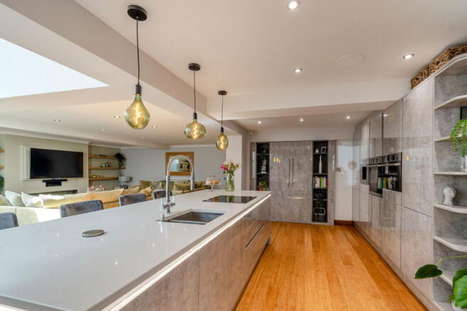 5 bed Detached for sale Image 6