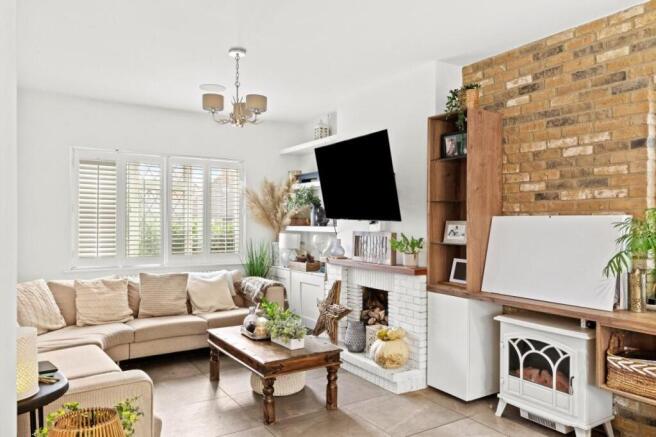 LIVING ROOM (pic 2)