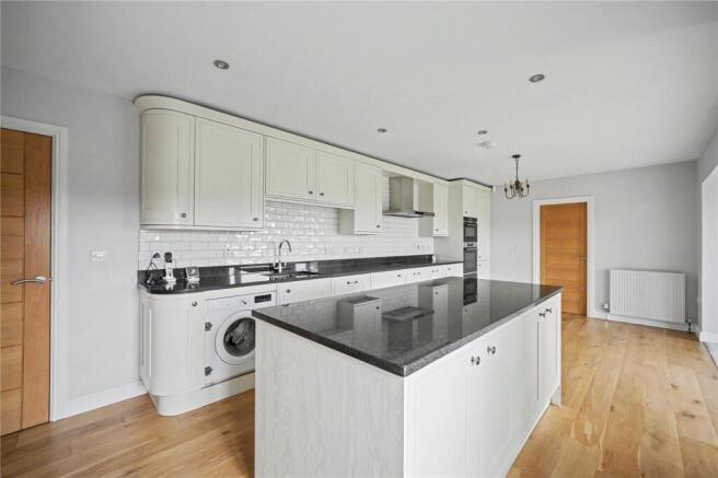 4 bed Bungalow for sale Image 4