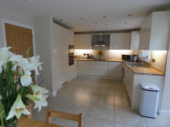 LARGE FITTED DINING KITCHEN