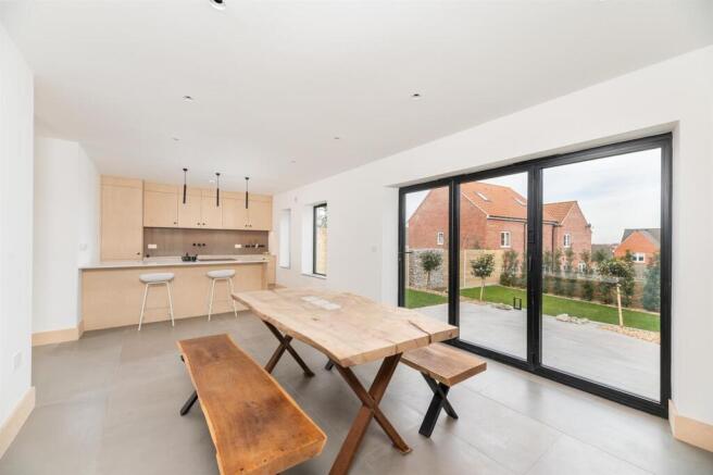 KITCHEN/DINING