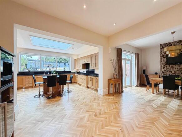 6 bed Detached for sale Image 4
