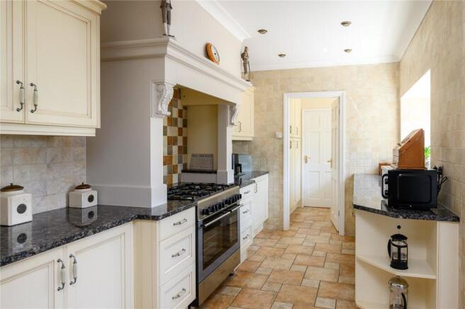 6 bed Detached for sale Image 6