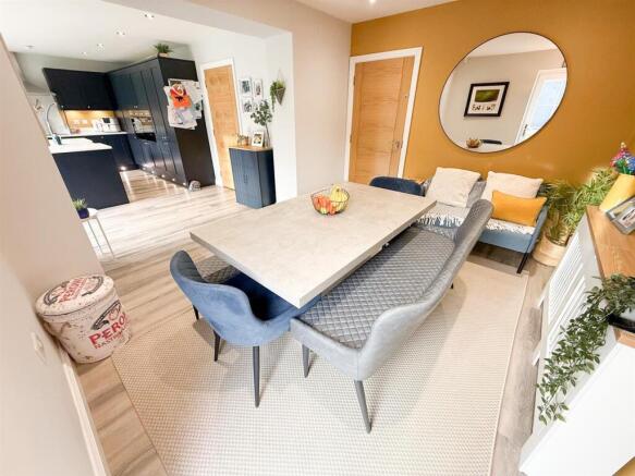 5 bed Detached for sale Image 11