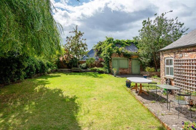 6 bed Semi-Detached for sale Image 8
