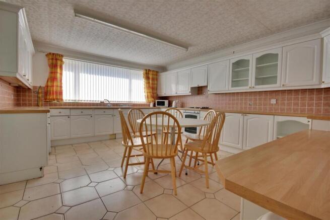 4 bed Detached Bungalow for sale Image 6