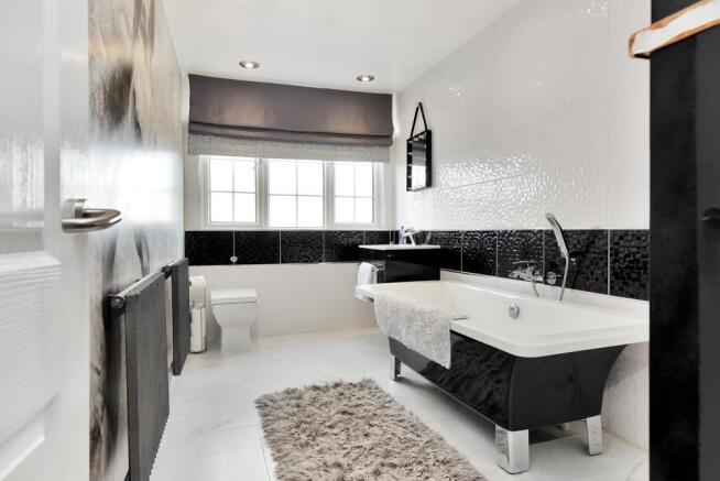 FAMILY BATHROOM