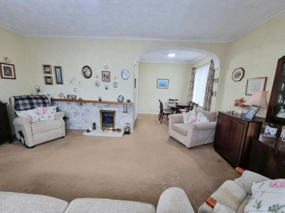 LOUNGE/DINING ROOM