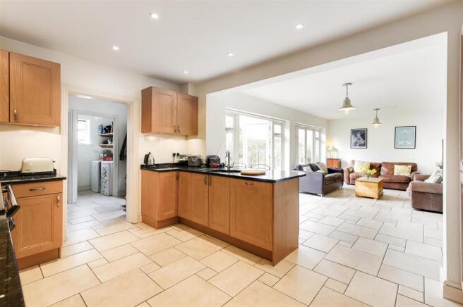 SUPERB KITCHEN/FAMILY ROOM