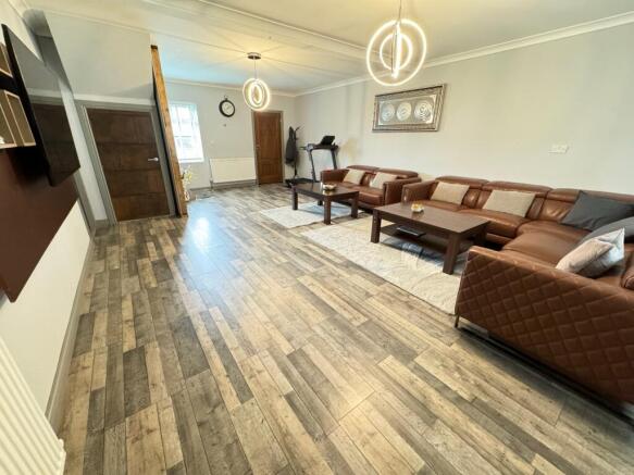 6 bed House for sale Image 8
