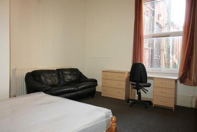4 bed Flat to rent Image 7