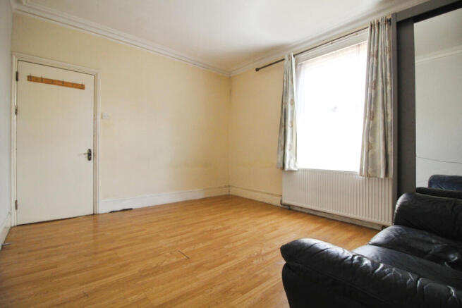 Lounge 1.JPG
