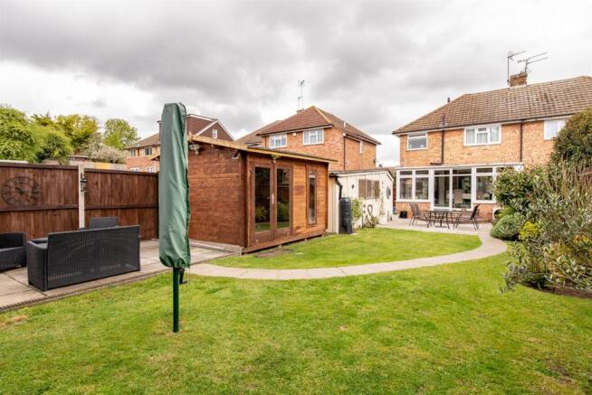 2 Ashenden Close garden4.jpg
