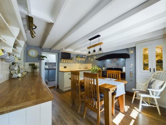 Kitchen 1.jpg