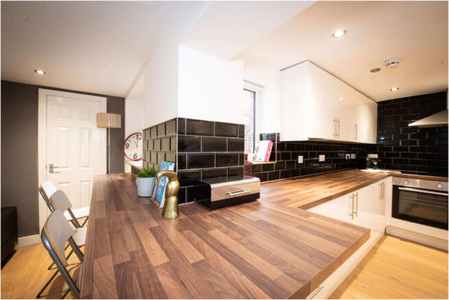 8 bed House to rent Image 5