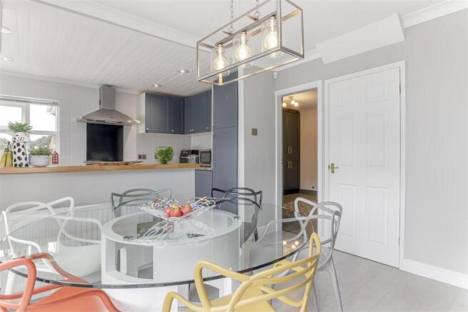 5 bed Detached for sale Image 12