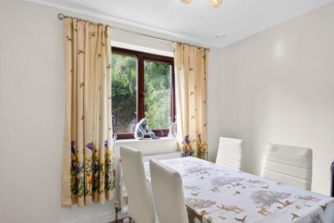 3 bed Apartment for sale Image 8