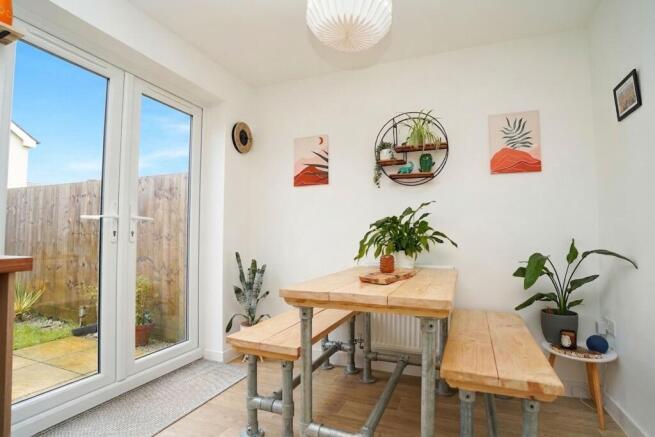 Immaculate Stone Fronted Modern Home. photo 4