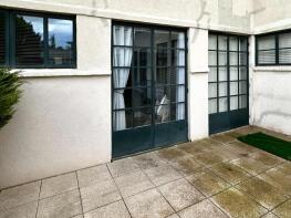 16, Courtlands, Hayes Road, Penarth CF64 5QG