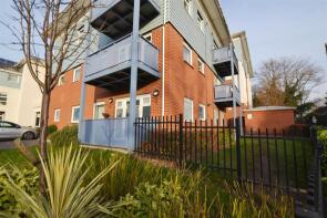 3, 2 Crest House, Wraysbury Drive, West Drayton UB7 7FE
