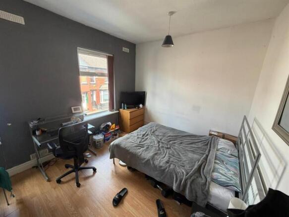Bright double bedroom with dedicated study area...