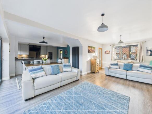 3. CAM04922G0-PR0104-STILL007