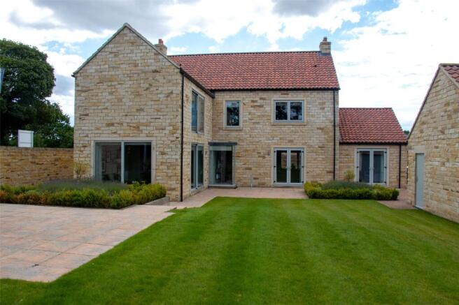 5 bed Detached for sale Image 4