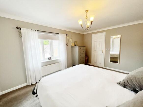 Bedroom 1 pic 3.jpg