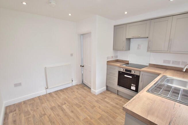 2 bed Ground Flat to rent Image 6