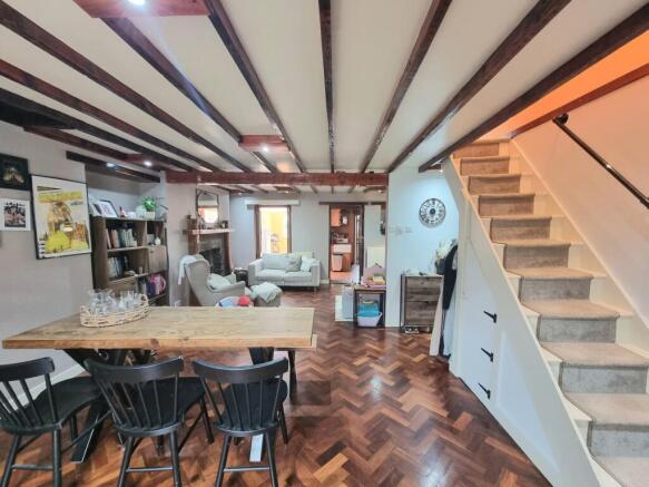 LOUNGE/DINING ROOM