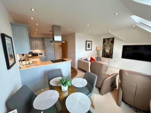 2 bed Apartment to rent Image 10